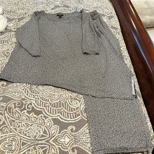 Great outfit..perfect for travel! Blk/wh poly/spandex print.  Flowy uneven top